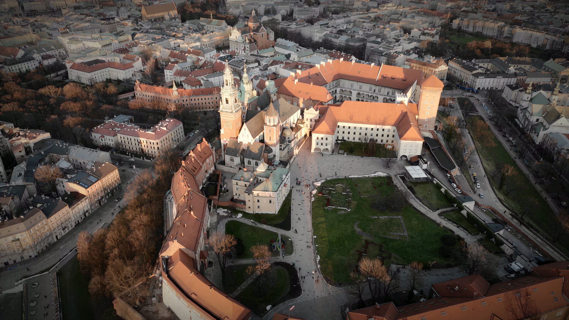 A rzeczywiste miejsce przekształcające się w gotową oprawioną, wyciętą laserowo mapę podczas przewijania strony.